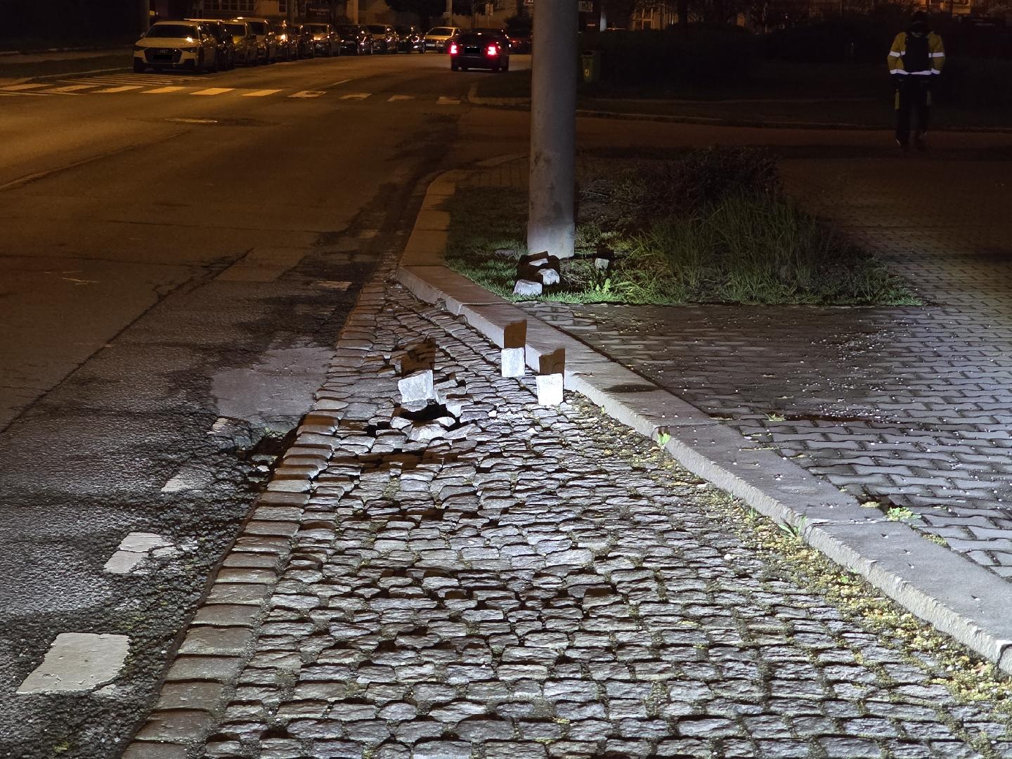 Rozpadající se dlažba