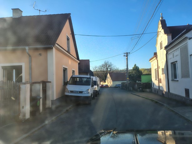 Vraky aut bez SPZ ve vozovce