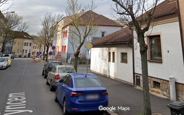 Padlá značka "hlavní silnice"