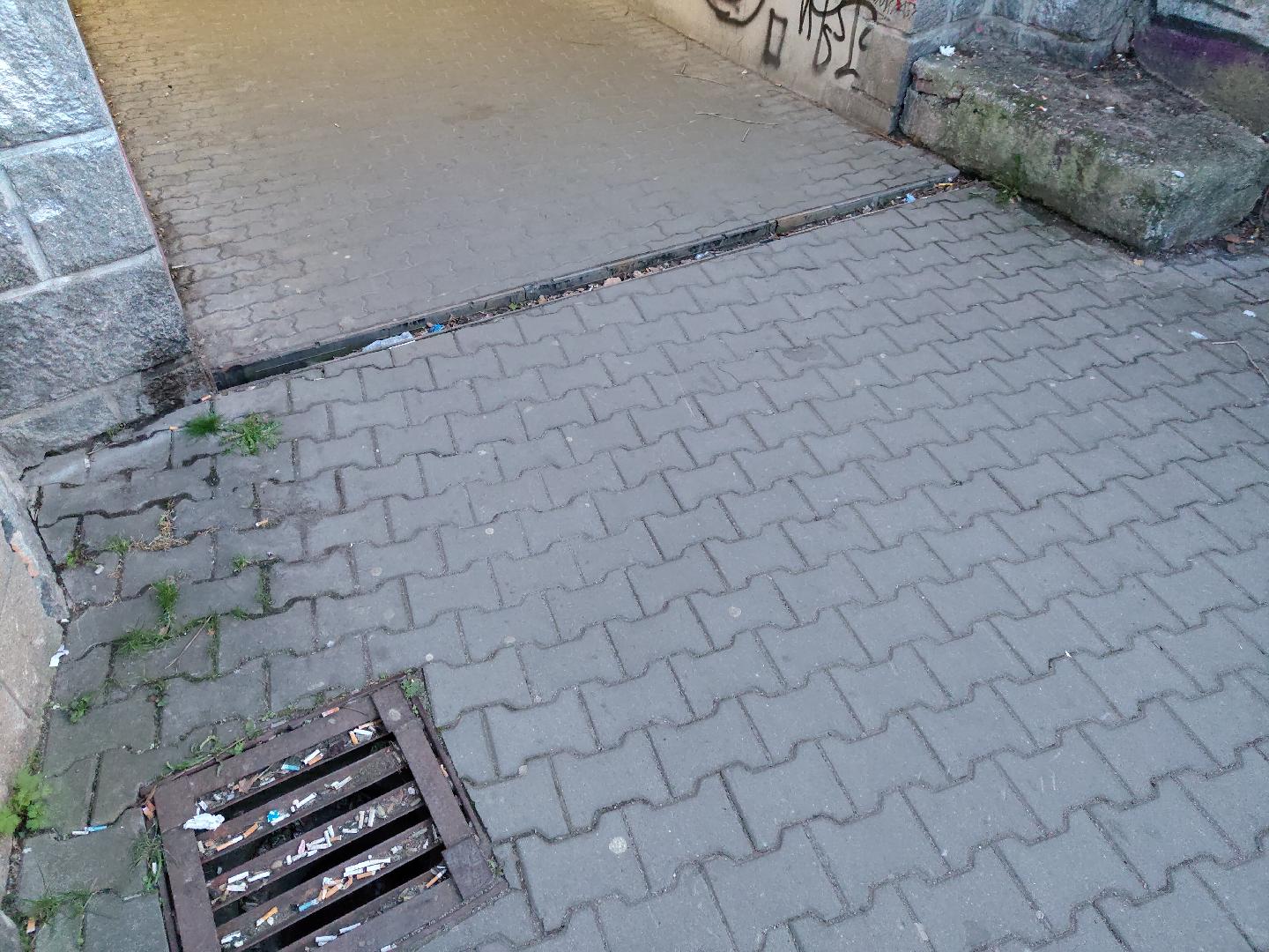 chybějící mříž drenáže