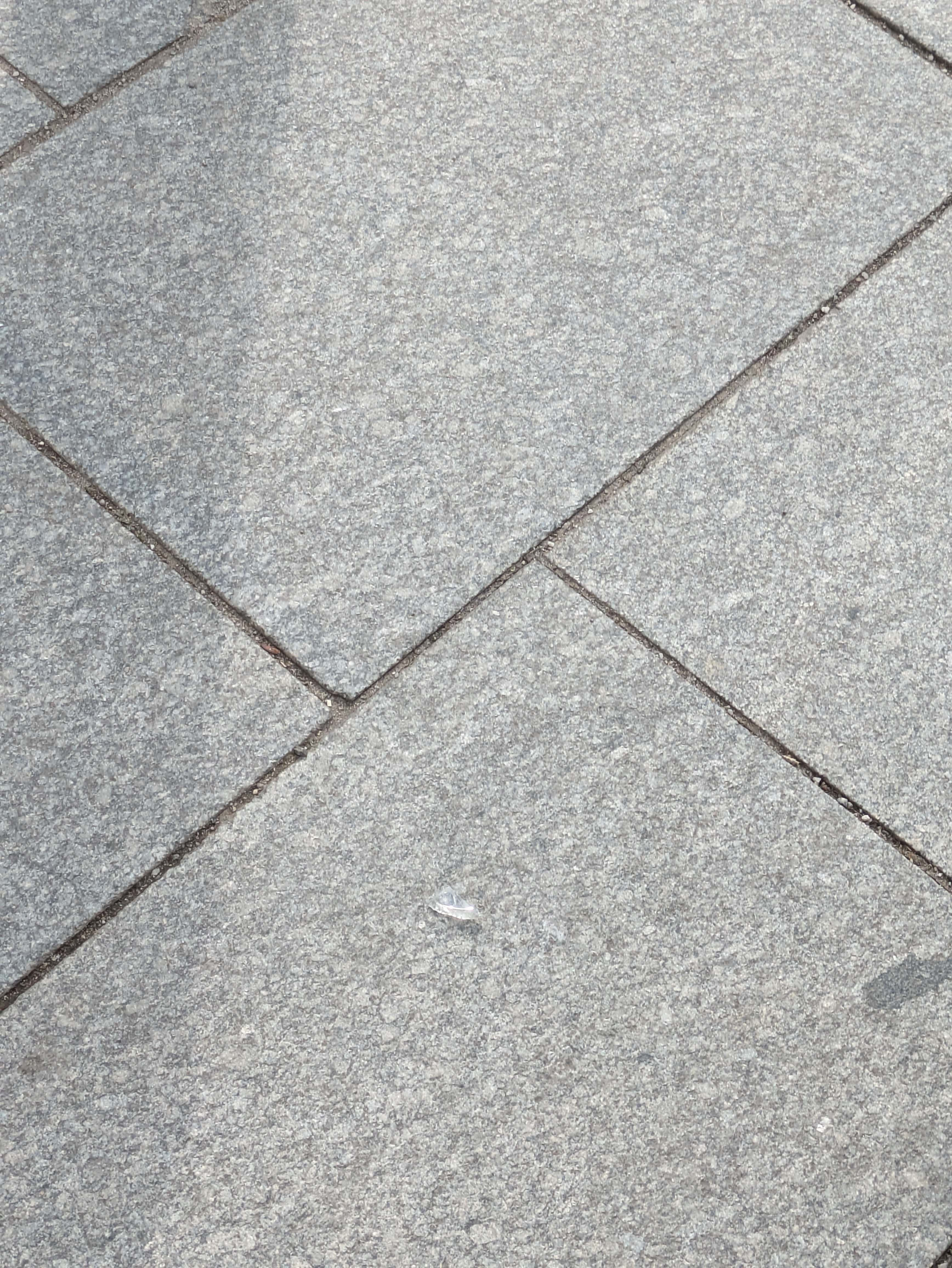 Rozbité sklo na chodníku