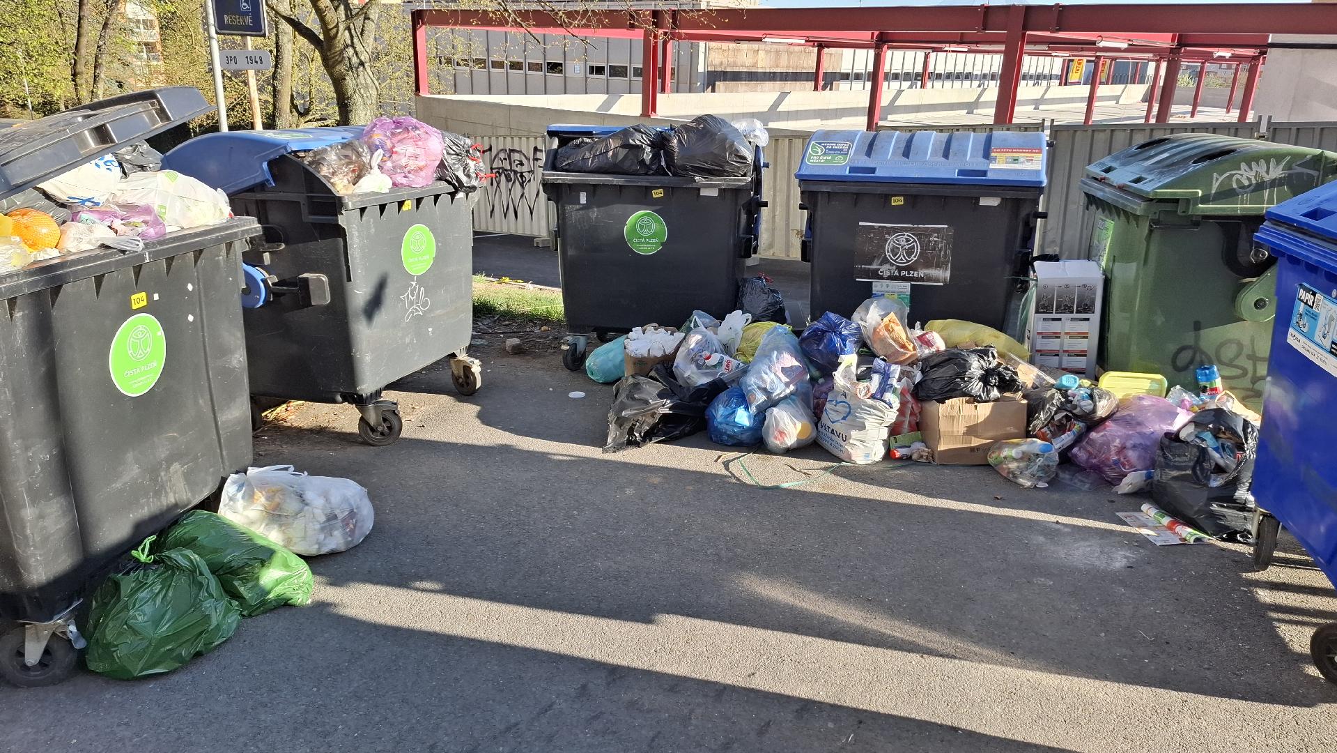 Nevyvezené popelnice