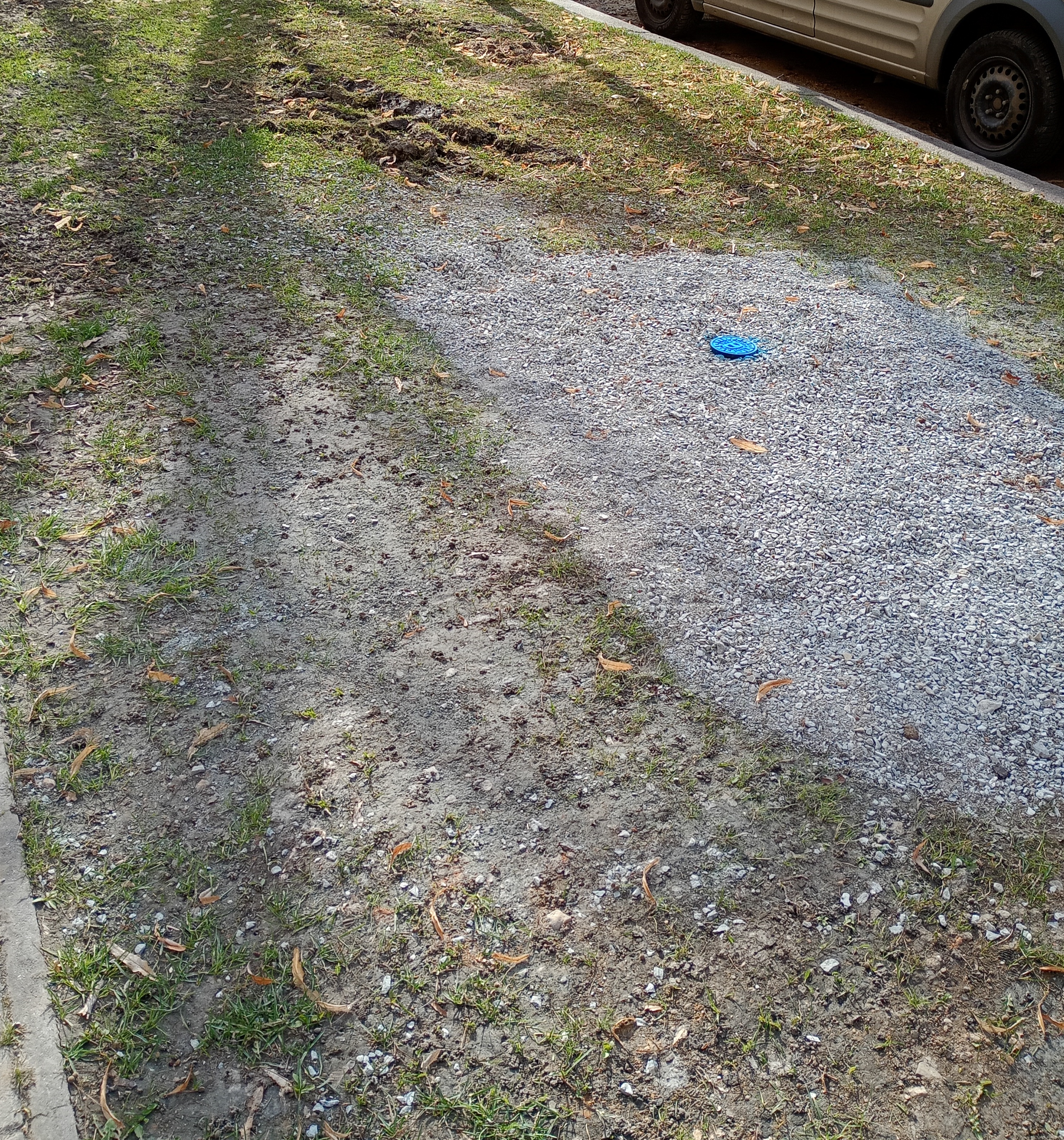 Tři štěrkové ostrovy v trávník