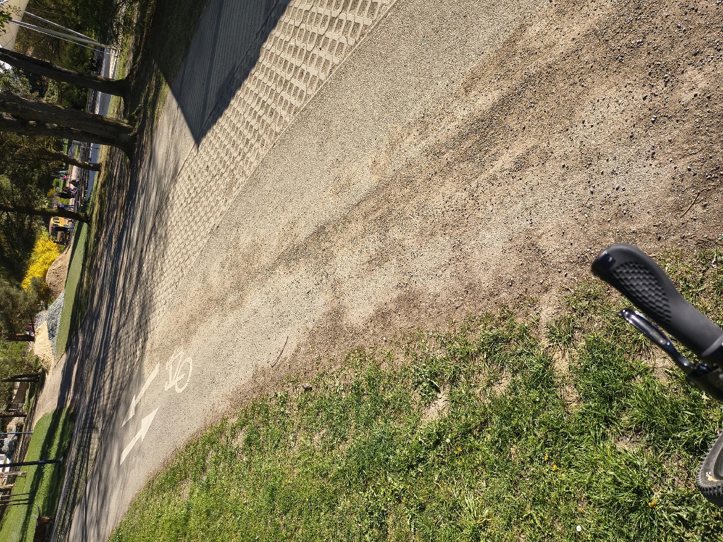 Písek na cyklostezce