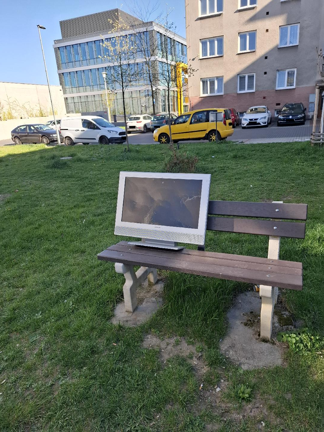 Stará televize na lavičce