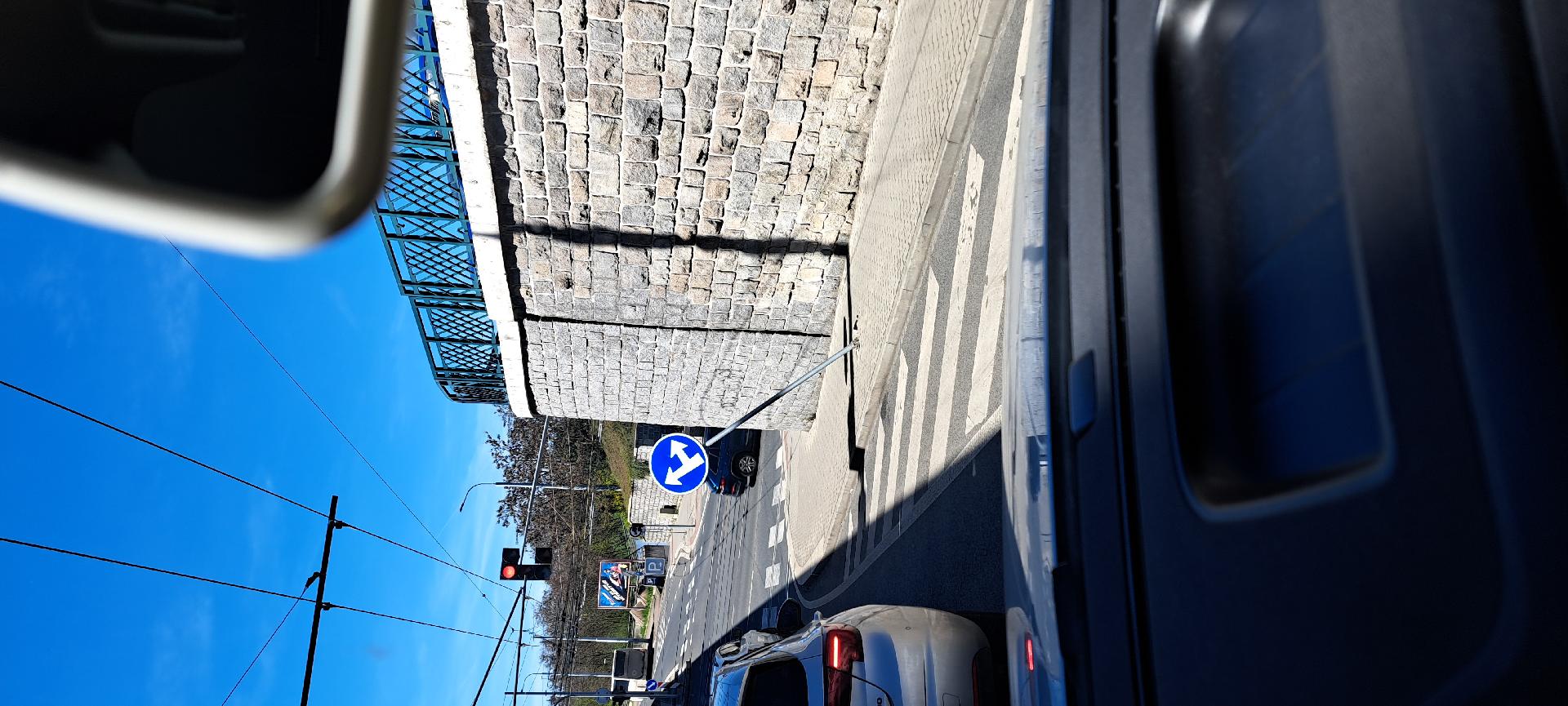 nabouraná dopravní značka