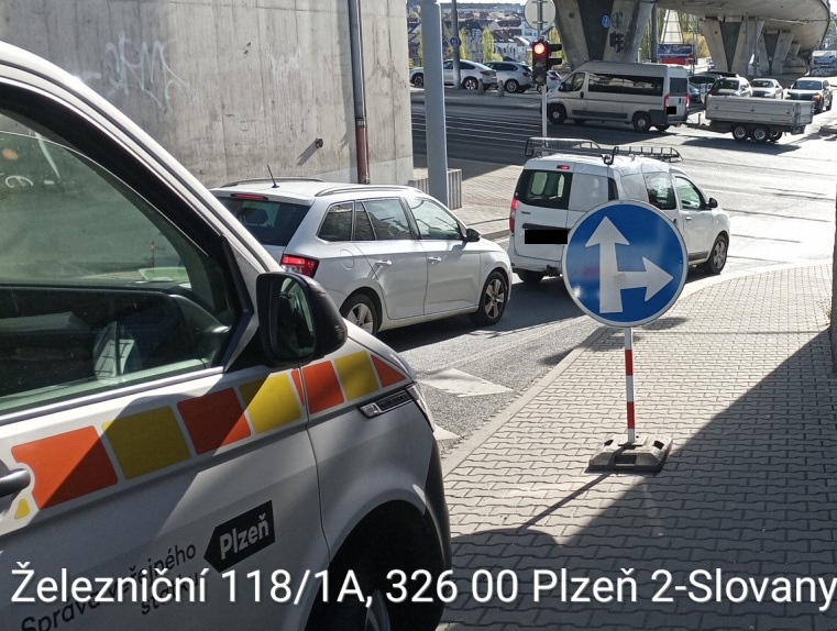 Nabouraná dopravní značka