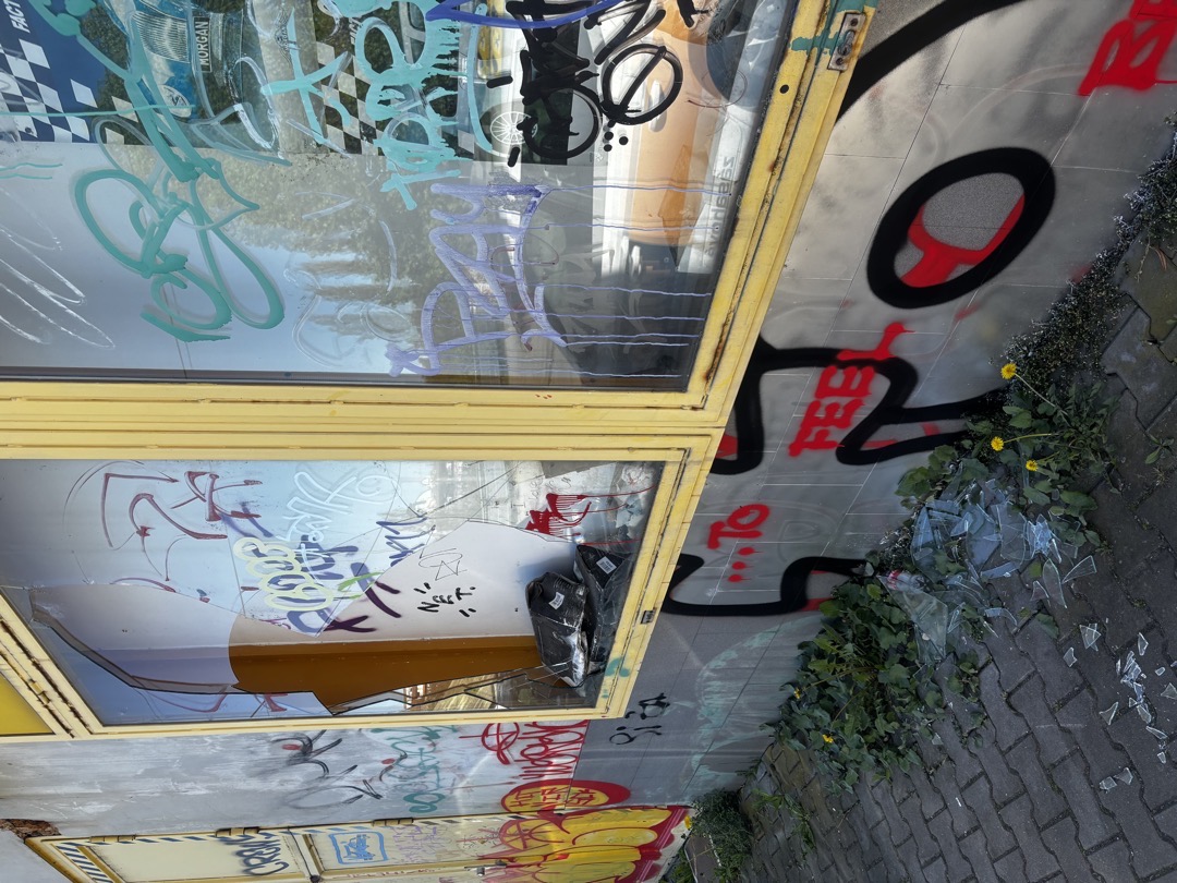 Rozbité sklo na chodníku