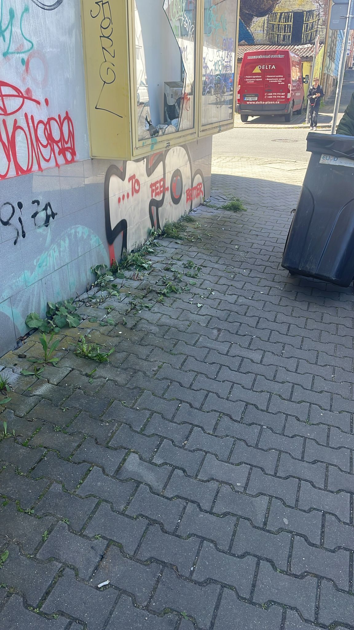 Rozbité sklo na chodníku