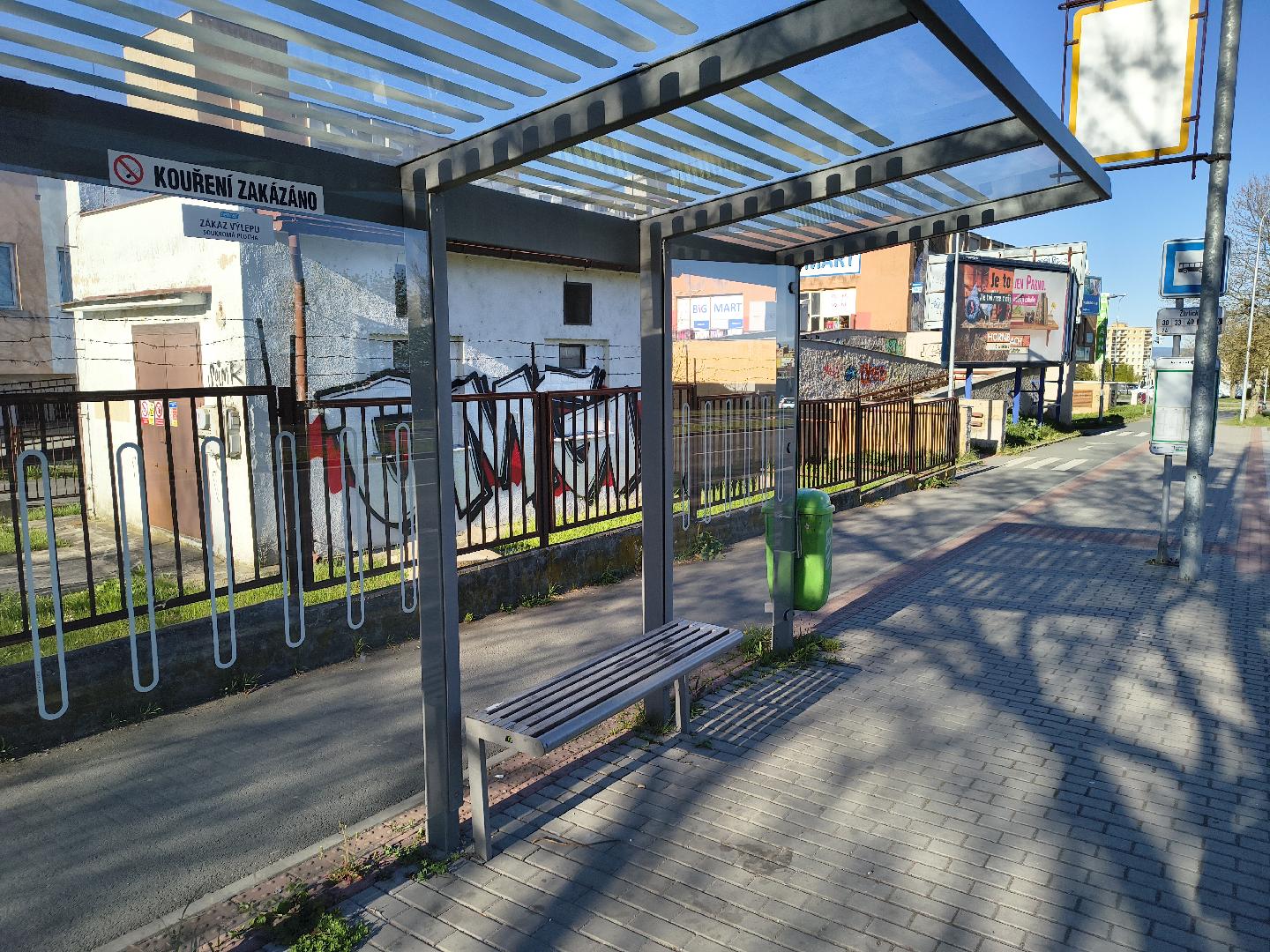 Chybí prostřední skelní výplň