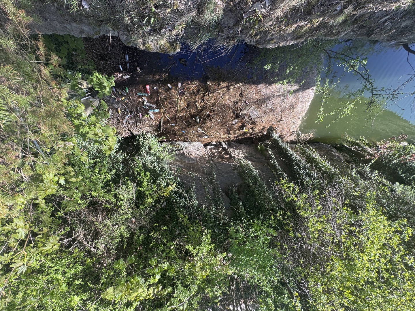 odpadem zanesené Jezírko