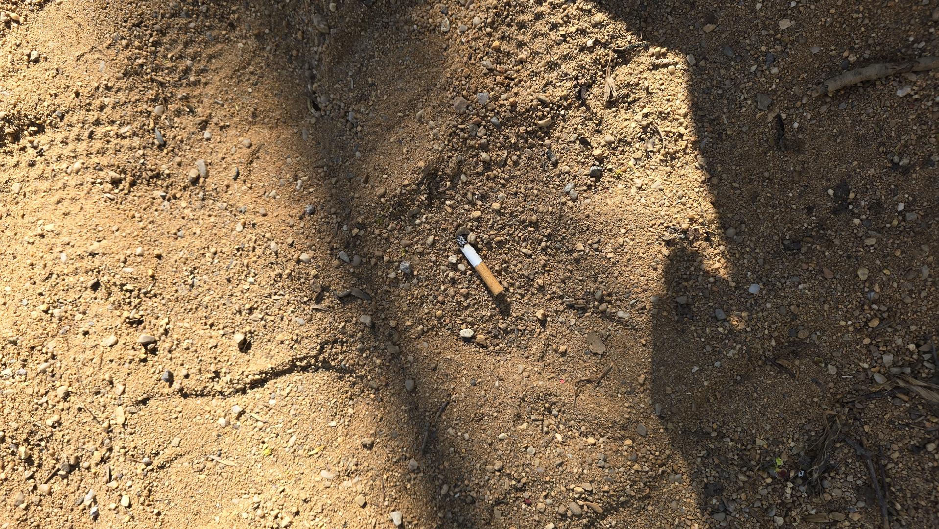 nepořádek na dětském hřišti