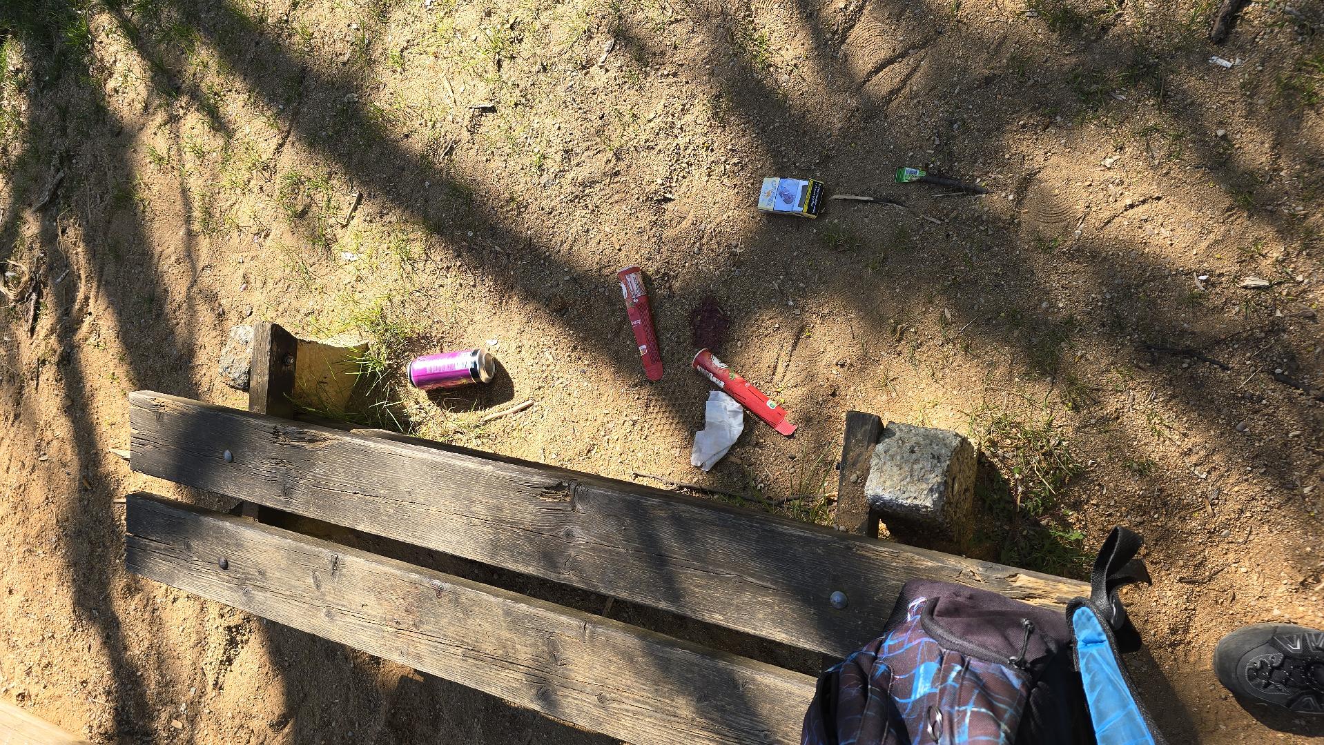 Nepořádek na dětském hřišti