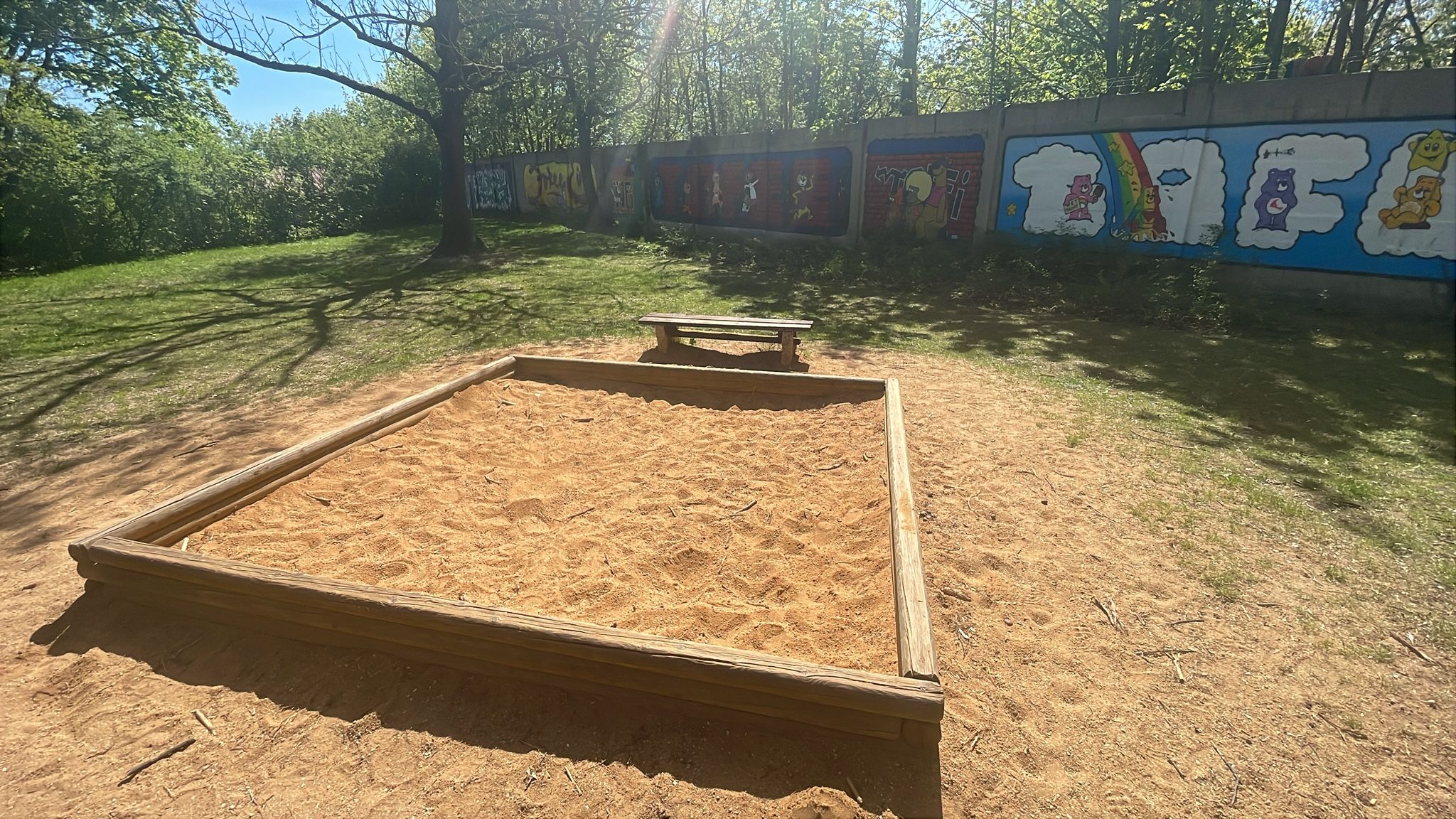 Nepořádek na dětském hřišti