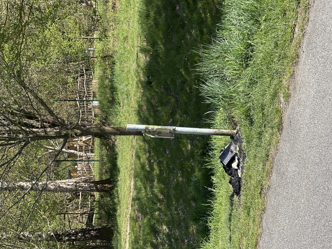 shořel odpadkový koš 