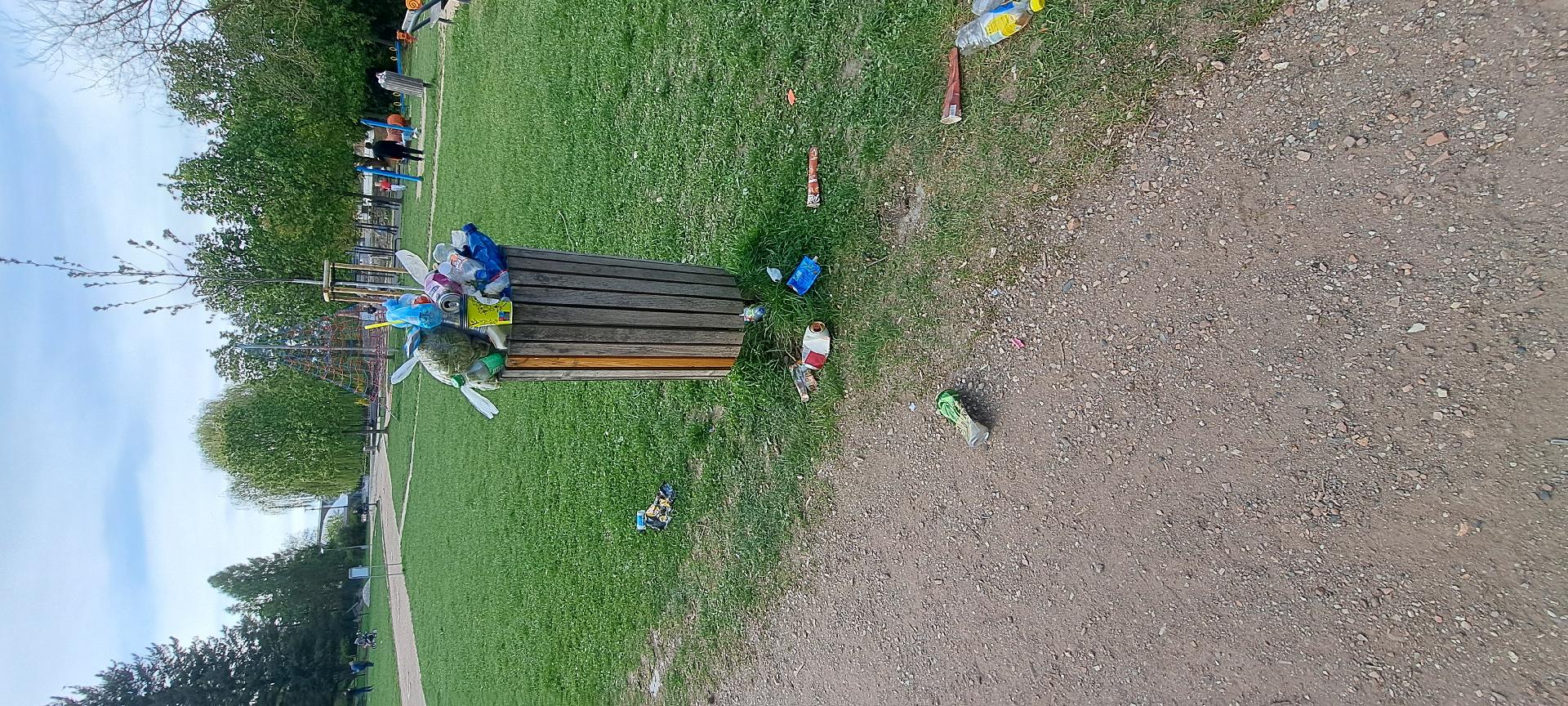 plné odpadkové koše po parku.