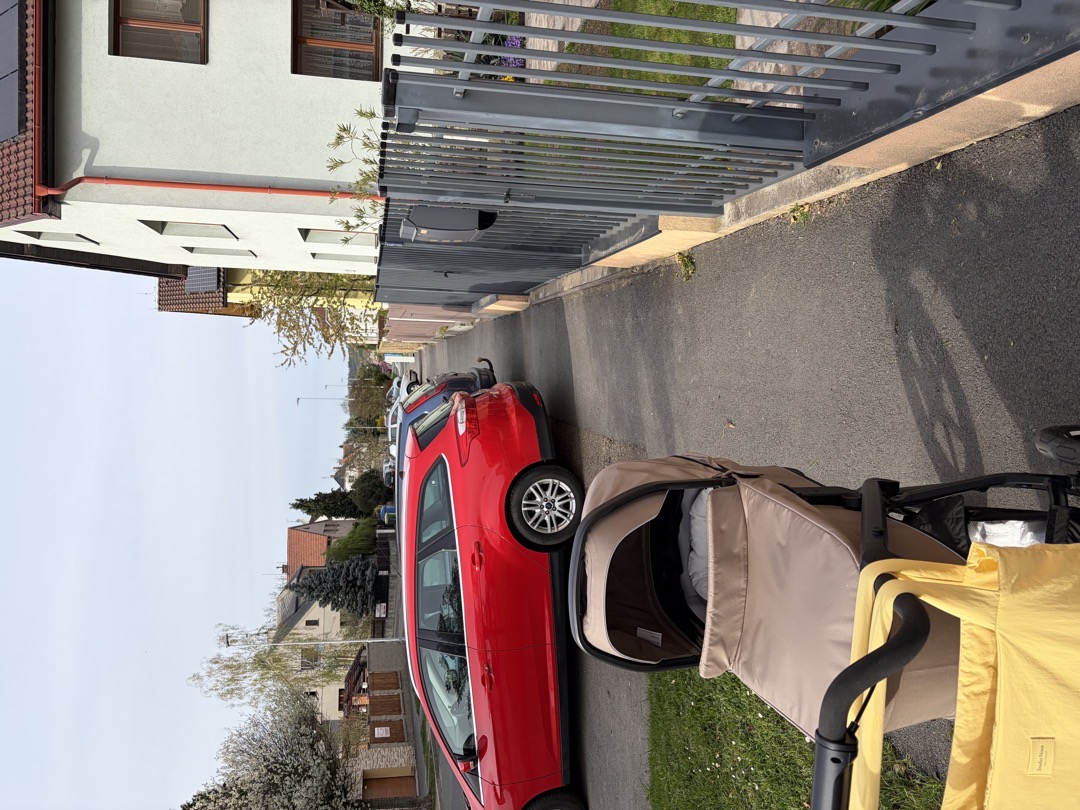 auta zaparkovana na chodniku