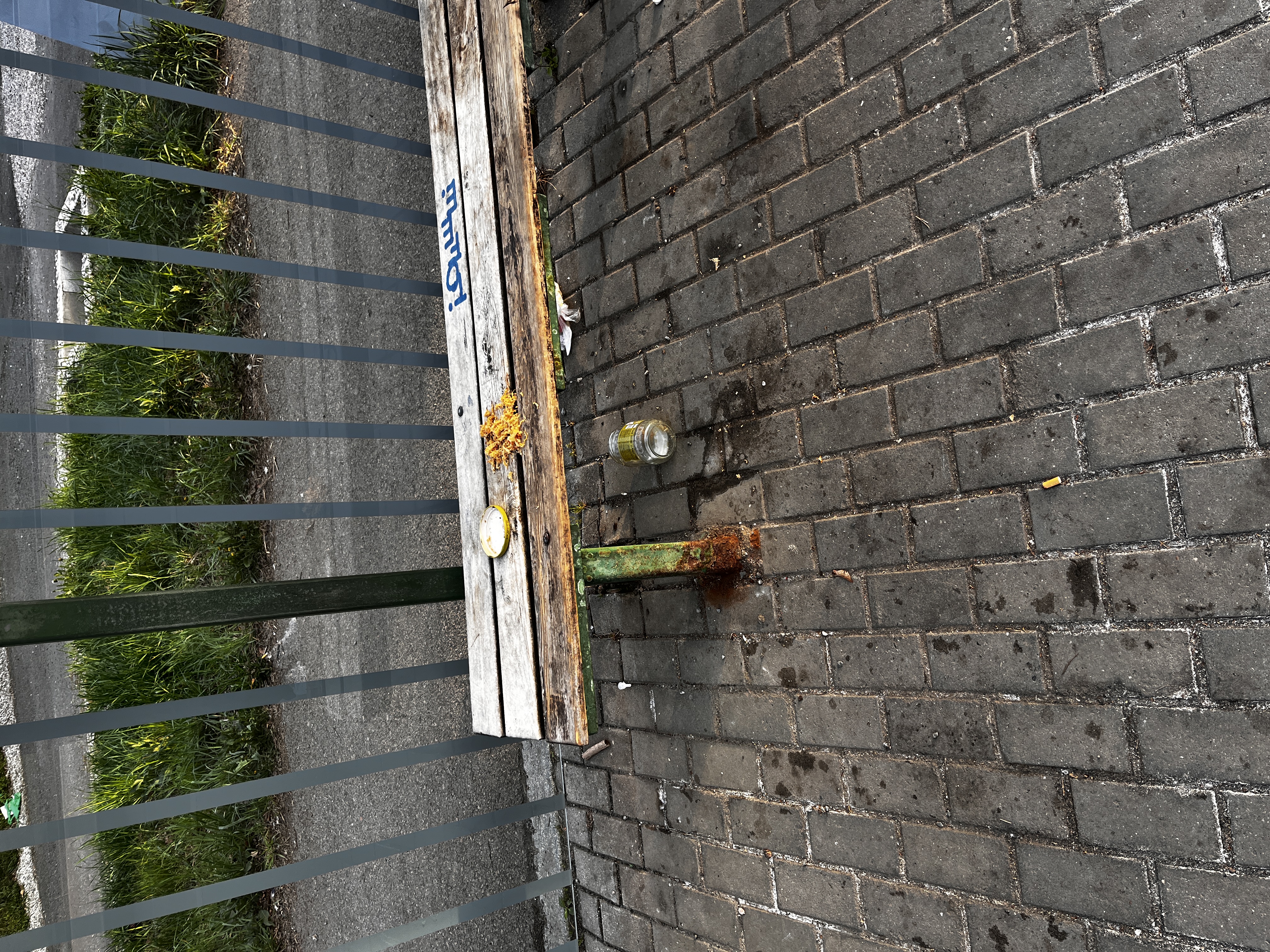 Znečištěná lavička