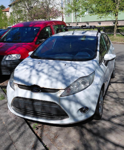 Vrak bílý Ford