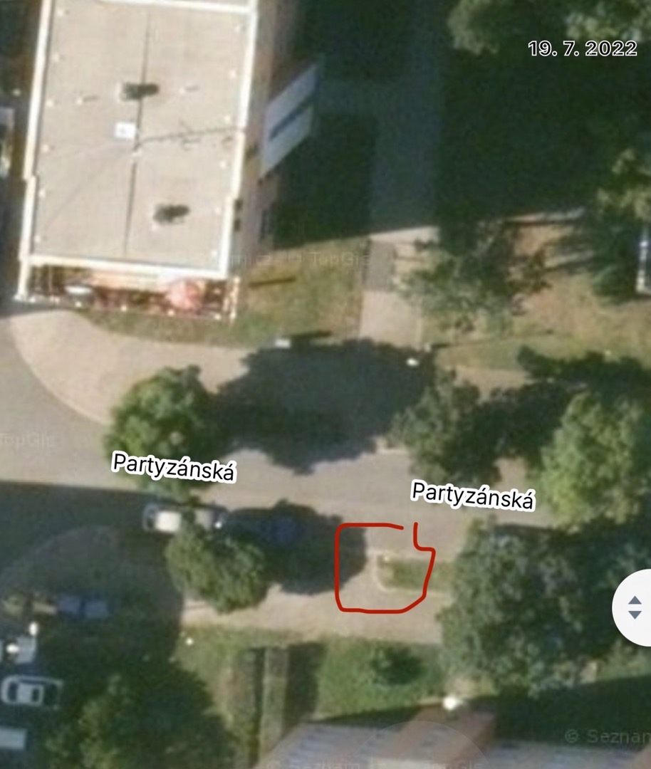 Nebezpečná díra v chodníku