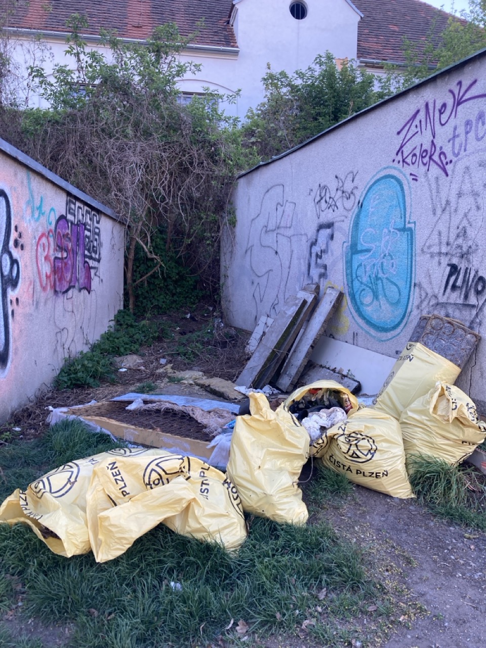 Odpadky mezi garážemi