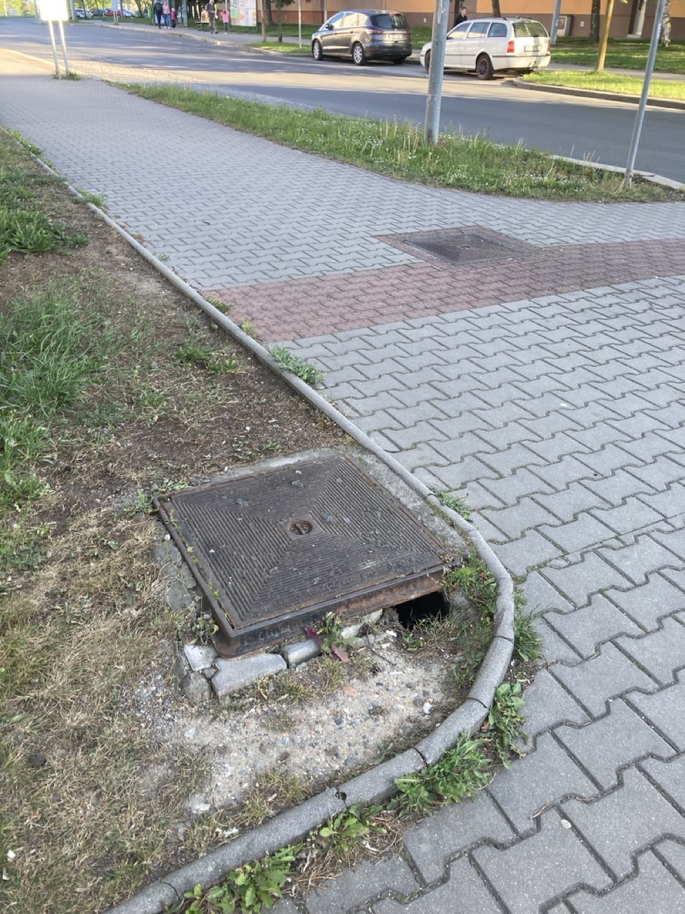 Propadající se poklop