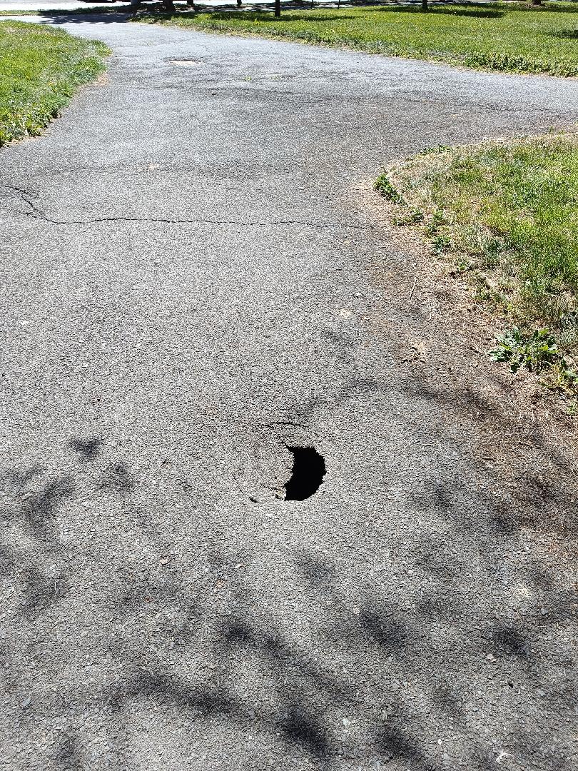 Propadlá díra v chodníku