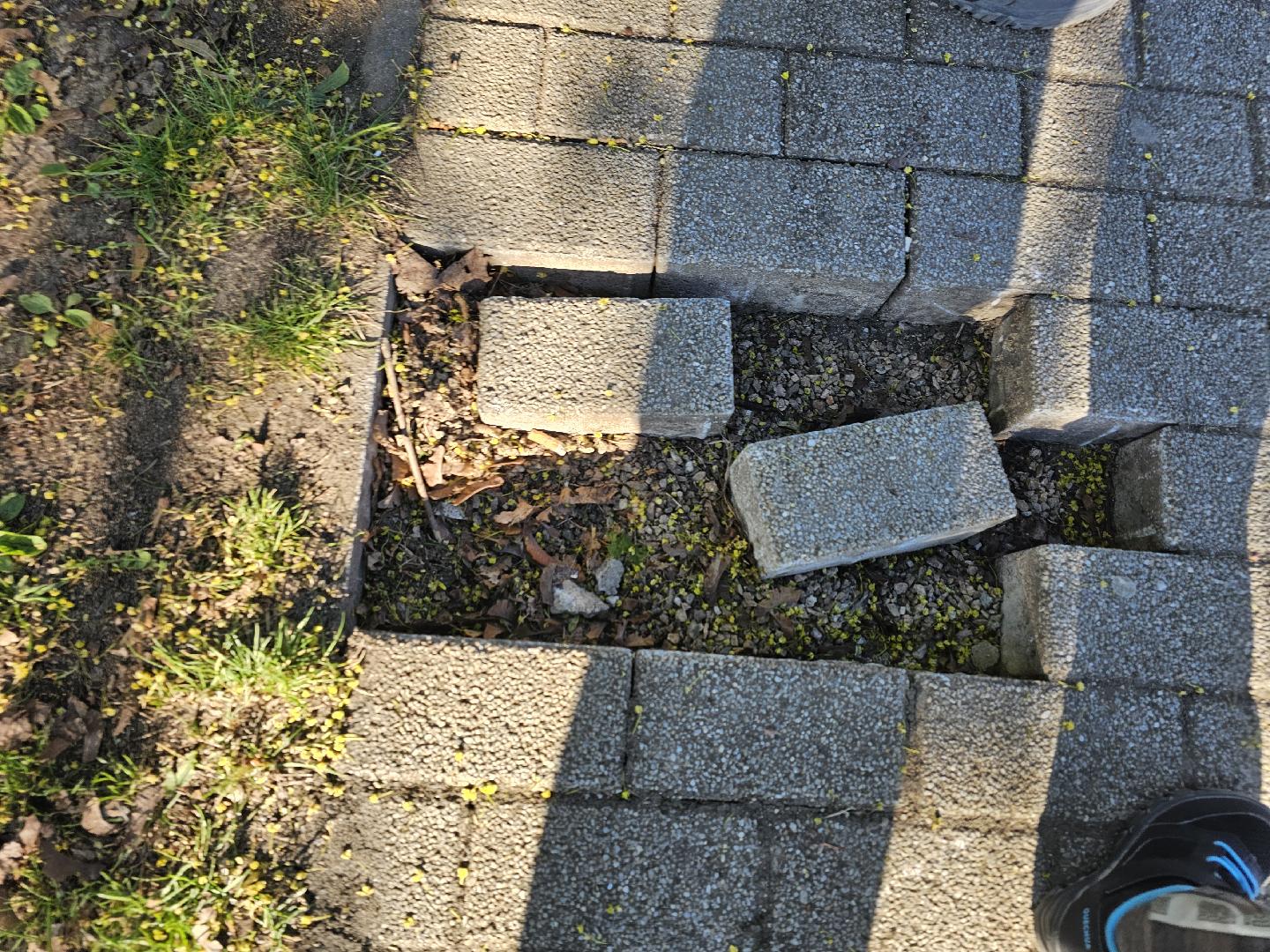 Chybějící kus chodníku 