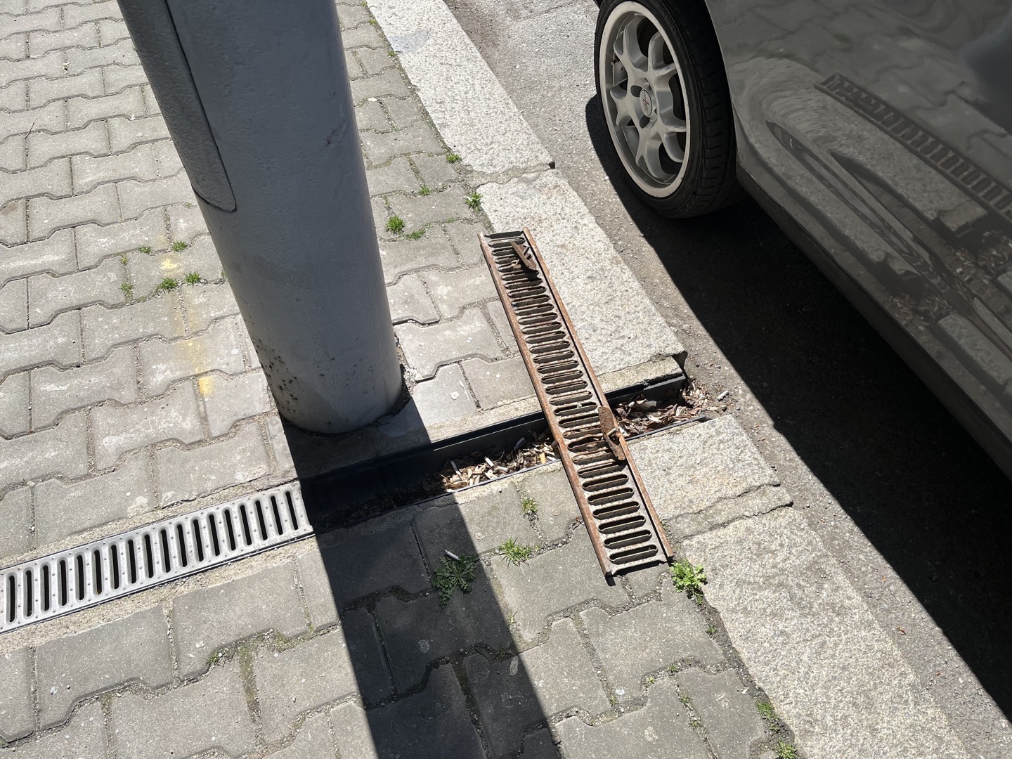 chybějící rošty na chodníku 
