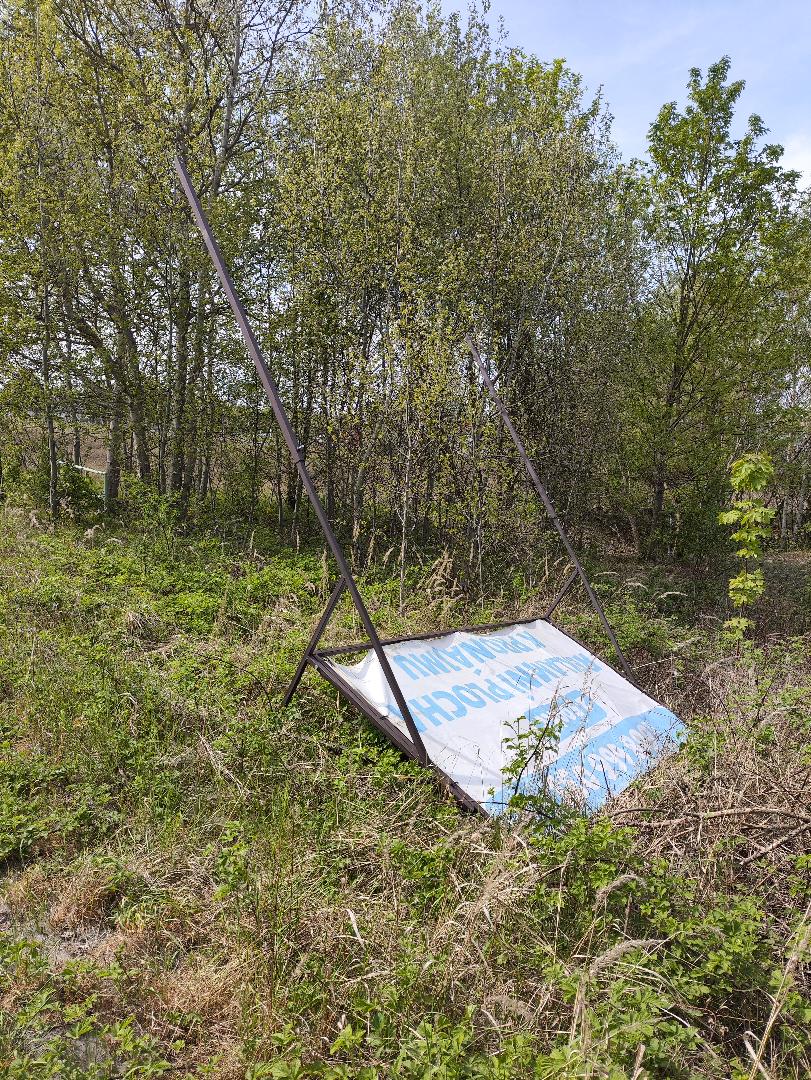 Nelegální bilboard - spadnuty