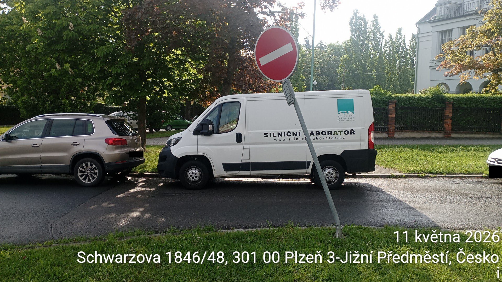 Poškozená dopravní značka