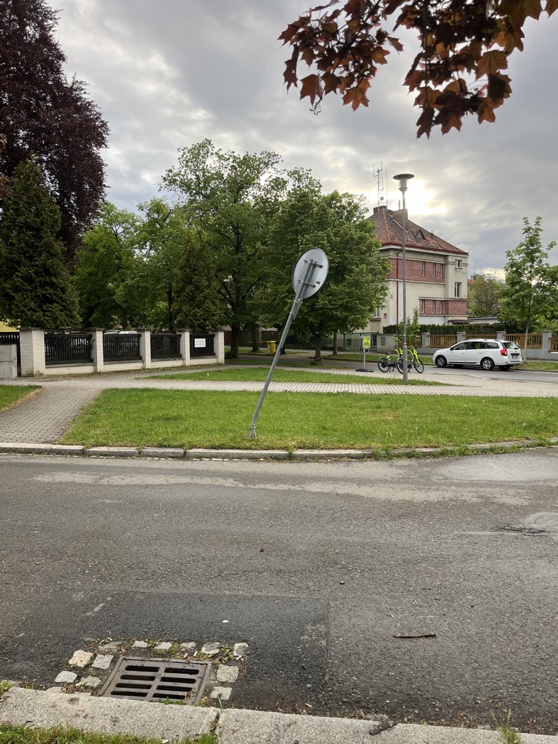 Poškozená dopravní značka 