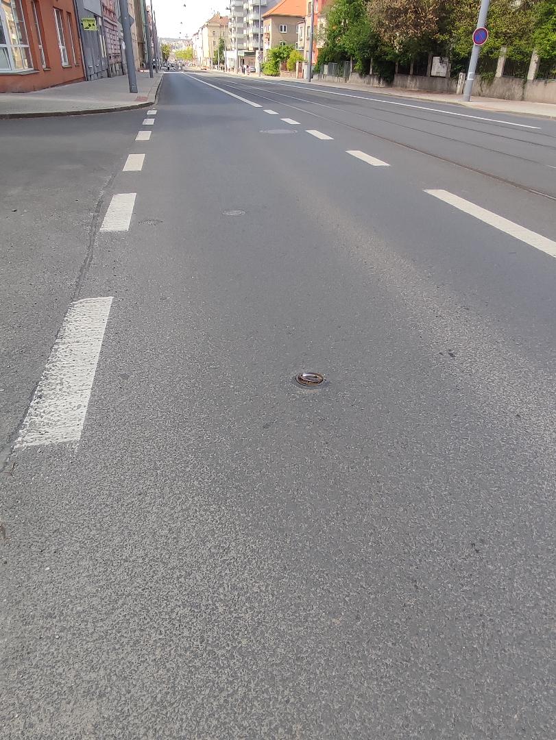 Kanálek vyčuhujici ze silnice