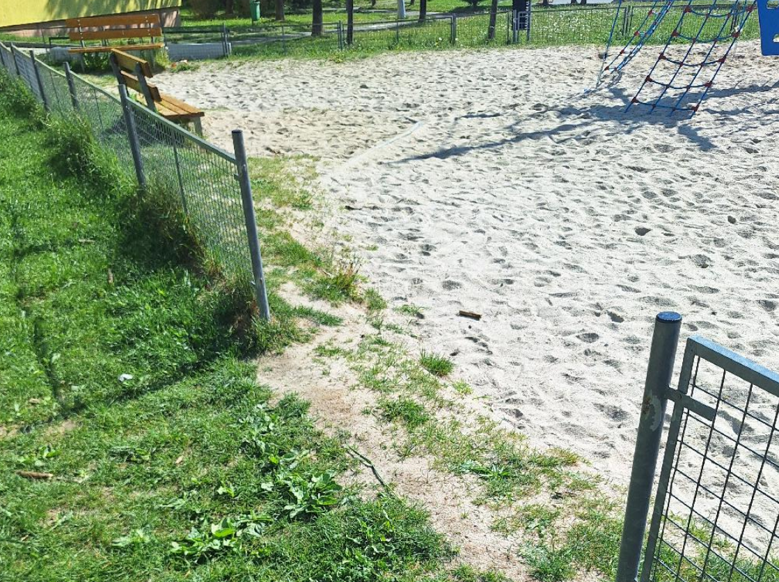 Rozbitý plot, vrátka