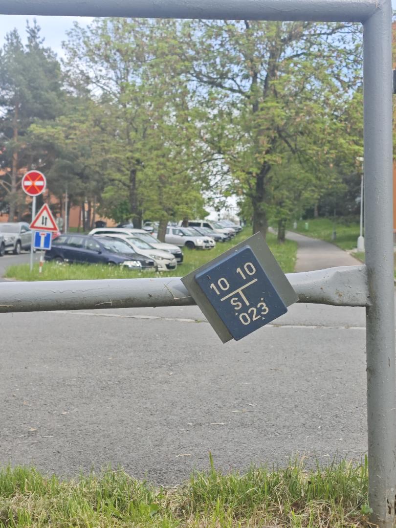 značení s ostrými hrany 