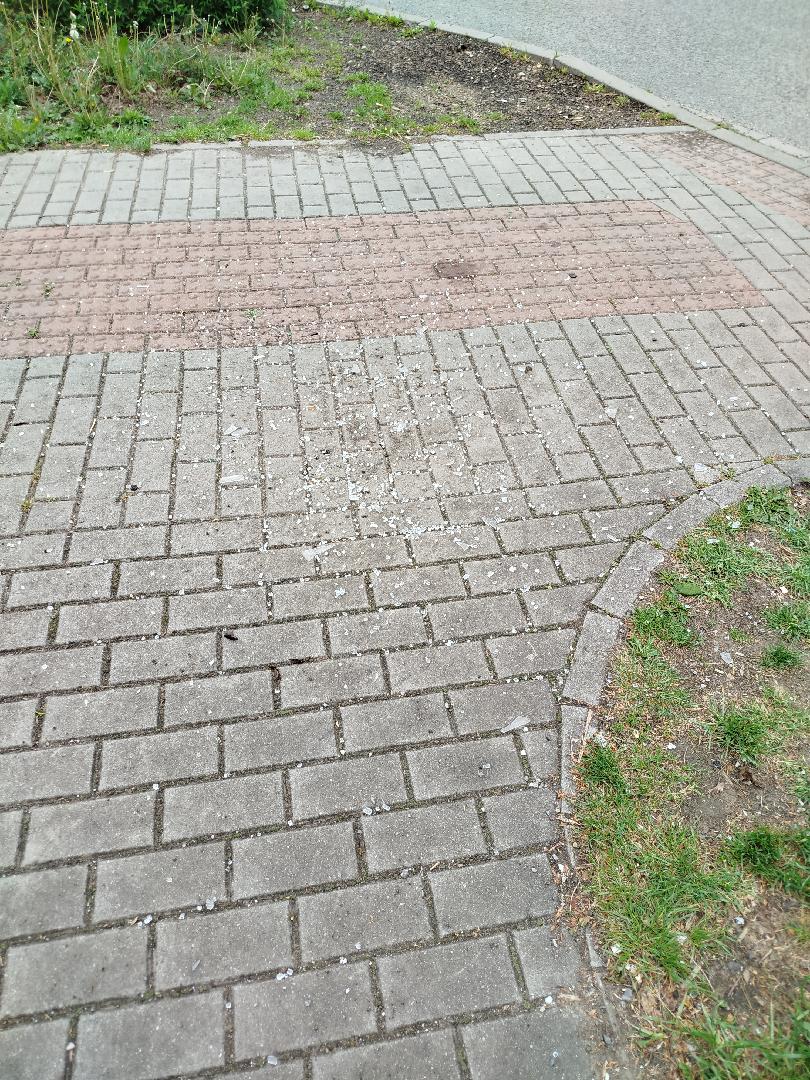 Sklo na chodníku