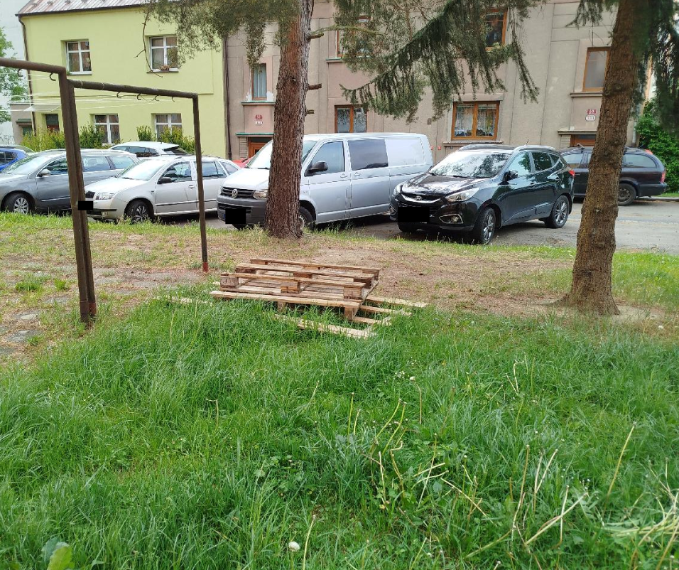 Černá skládka - palety