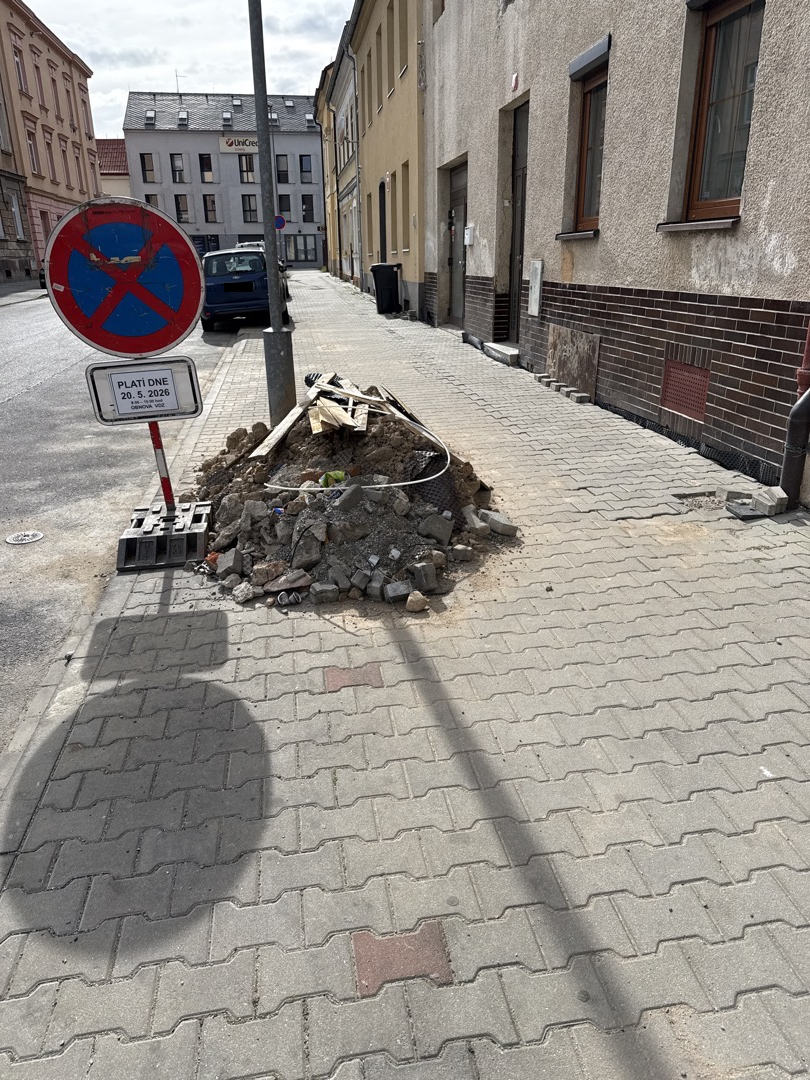 Ponechány nepořádek-chodník
