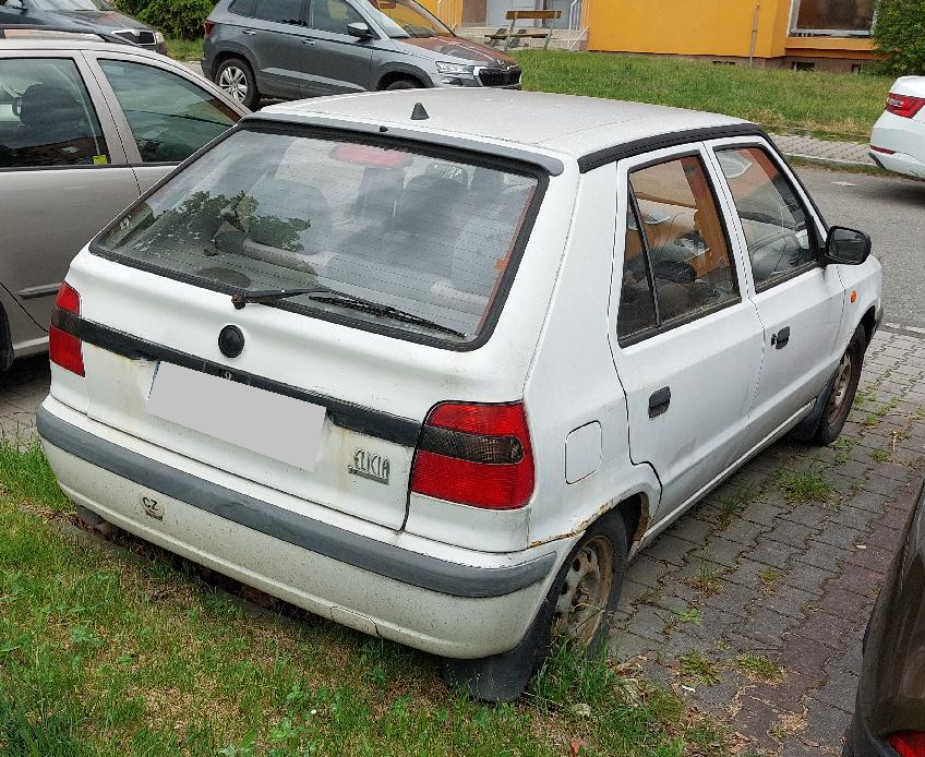 Autovrak Felicia bílá