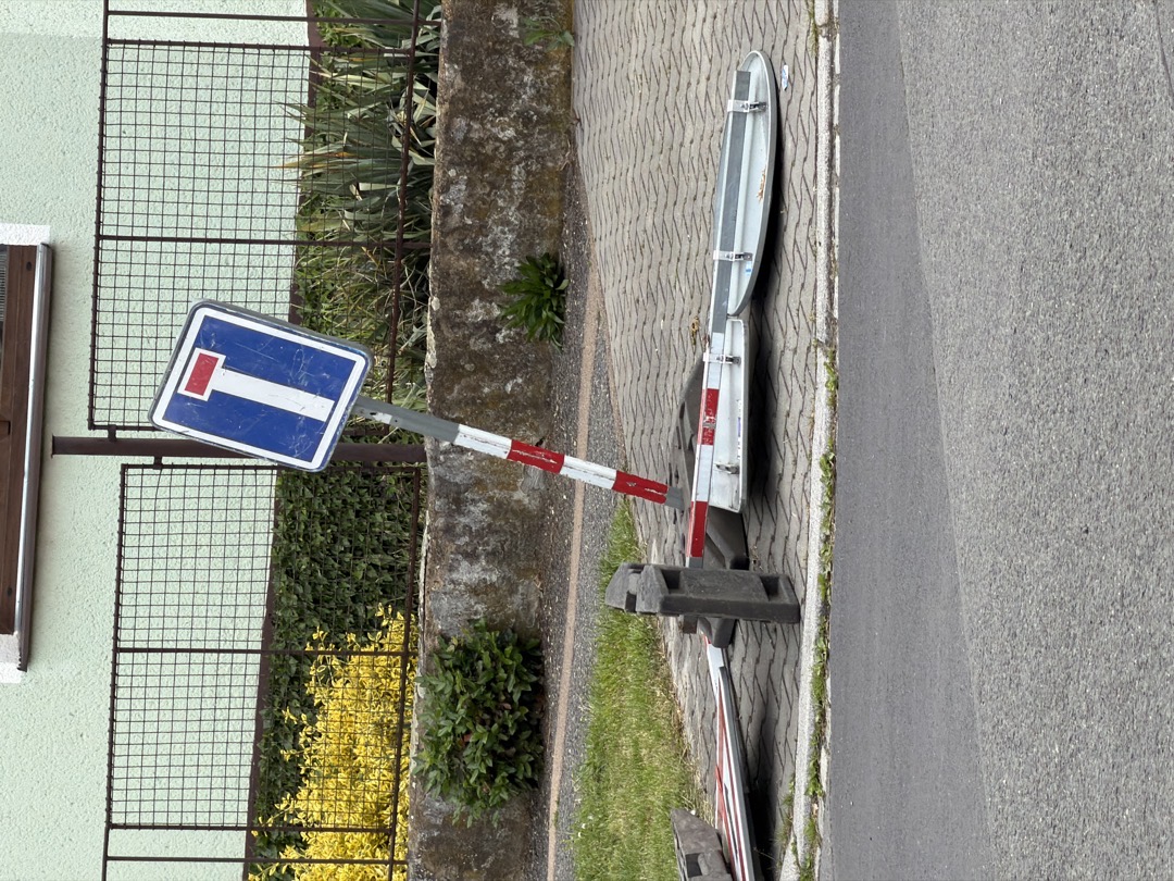 hromada značek 