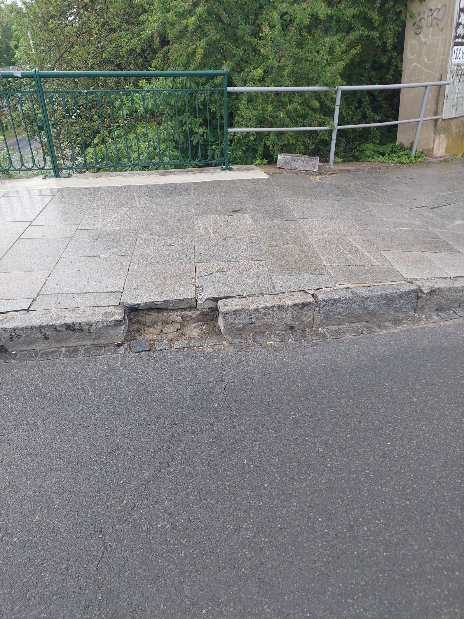 Poničený obrubník