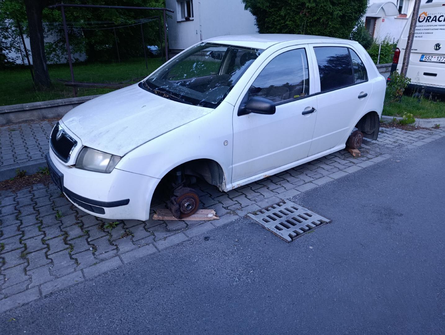 autovrak bez kol a SPZ