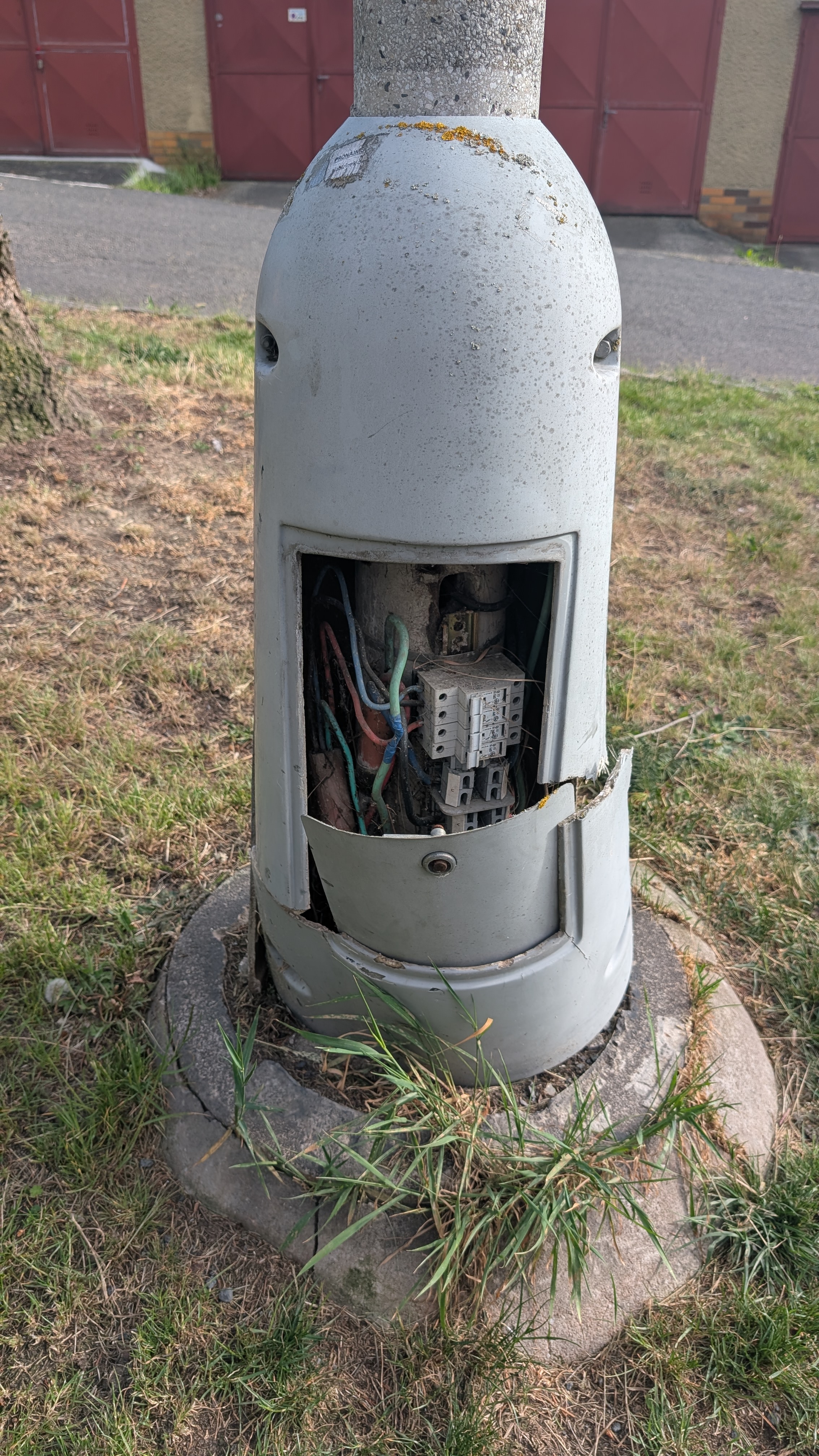 Rozbitá lampa