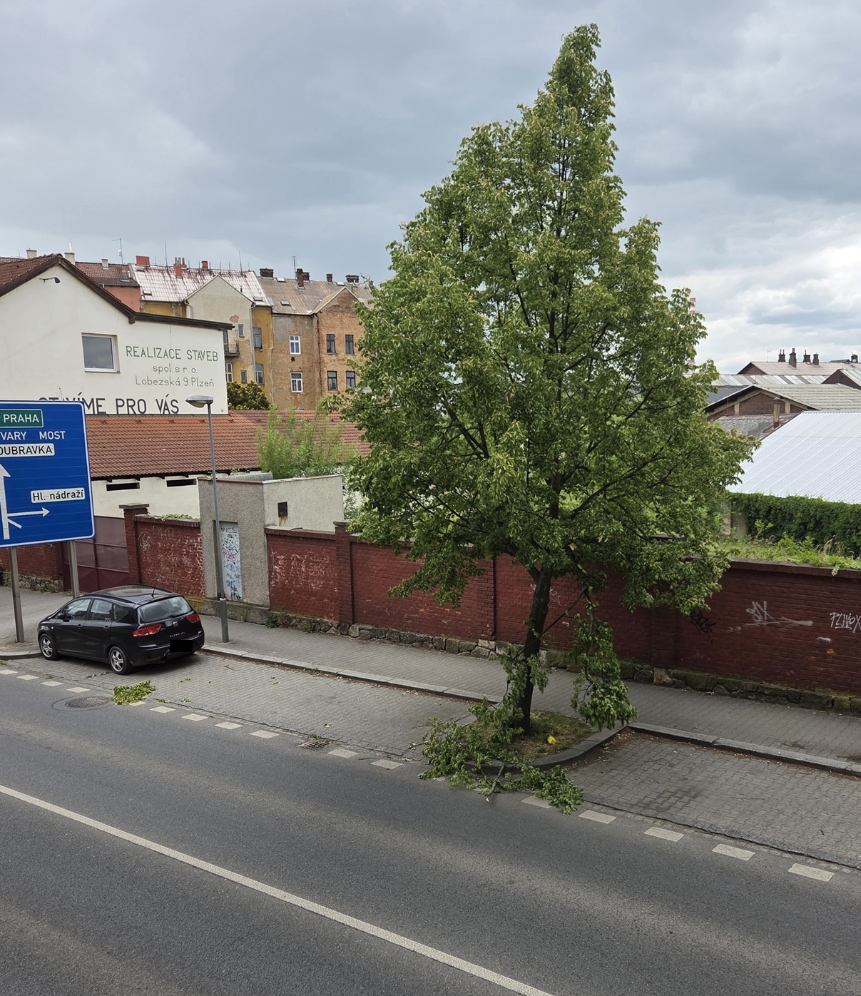 Nalomená větev od kamionu