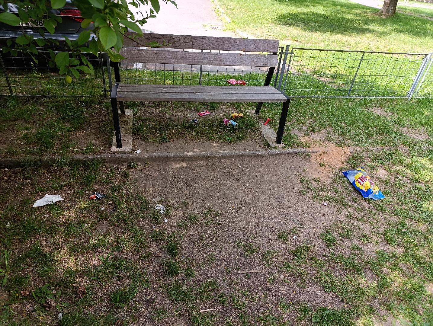 Odpadky na  hřišti