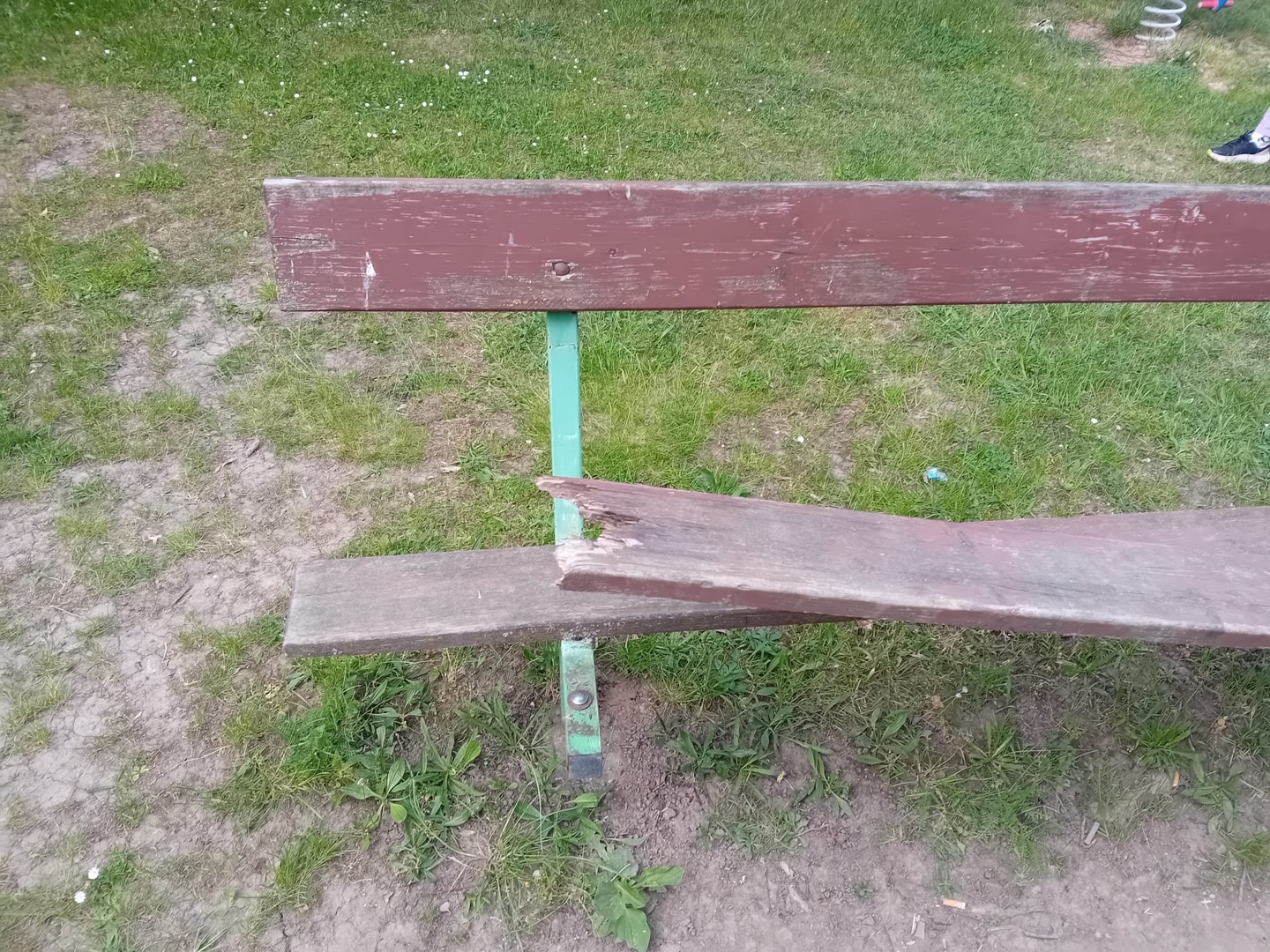 zničená lavička 