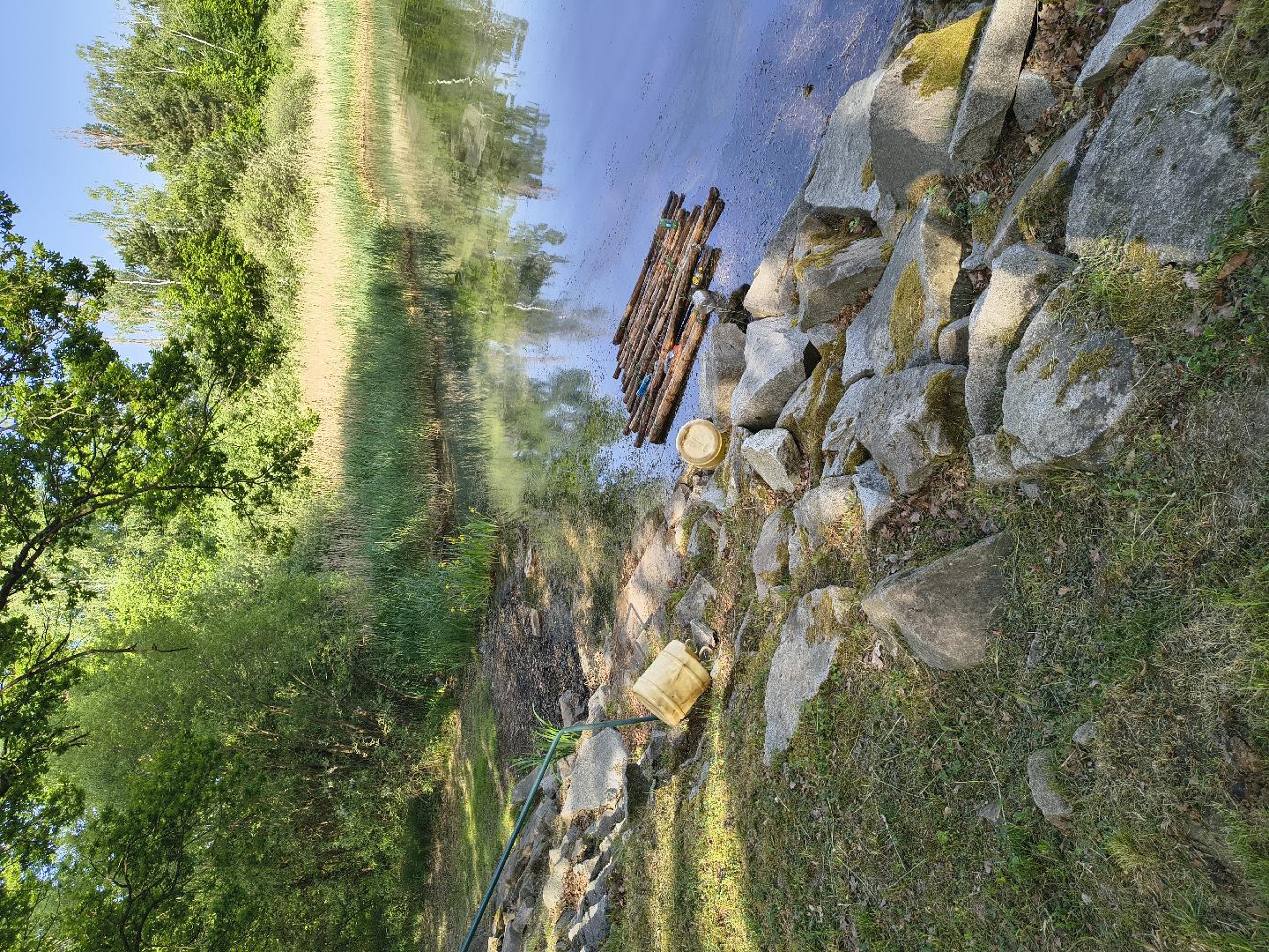 nepořádek na břehu a ve vodě 