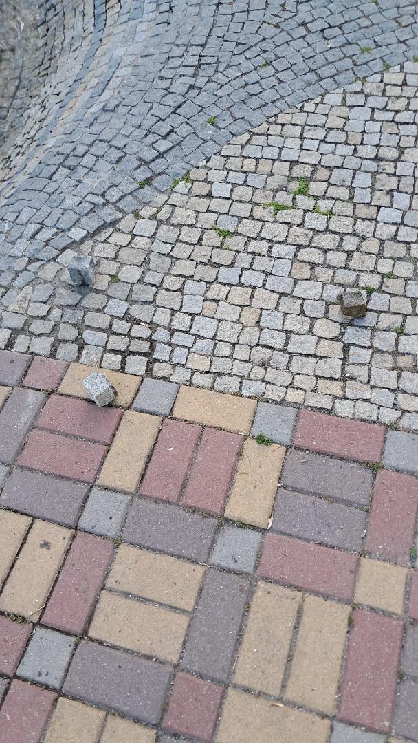 rozbitý žlab fontány u bazénu 