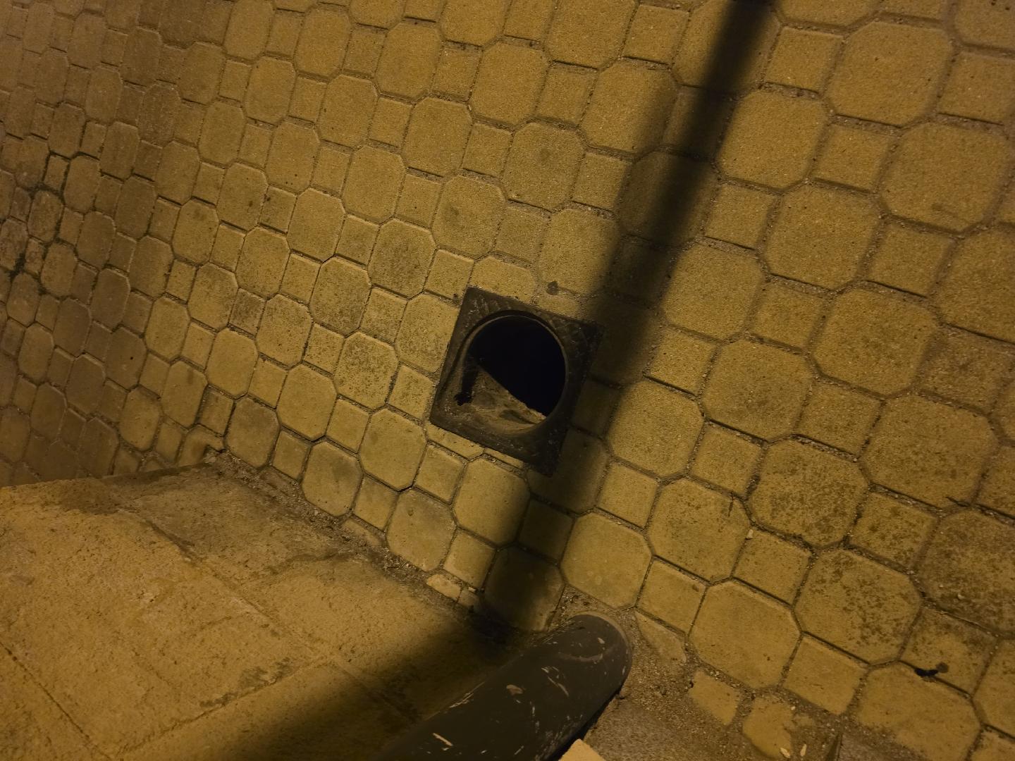 Chybí poklop