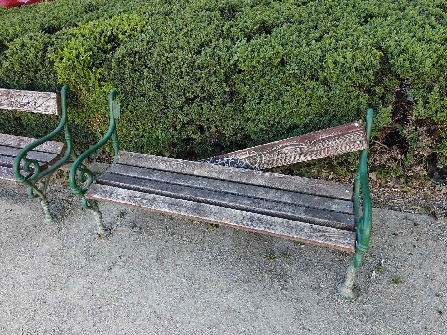 Rozbitá lavička